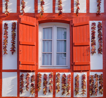 Rénovation de fenêtre bois à Biarritz dans le style basque