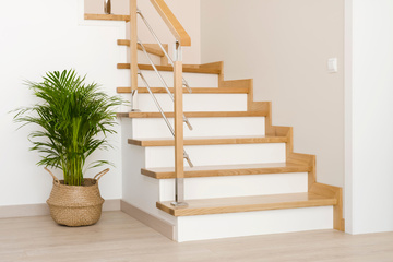 Création d'un escalier en bois sur mesure dans une maison à Lourdes